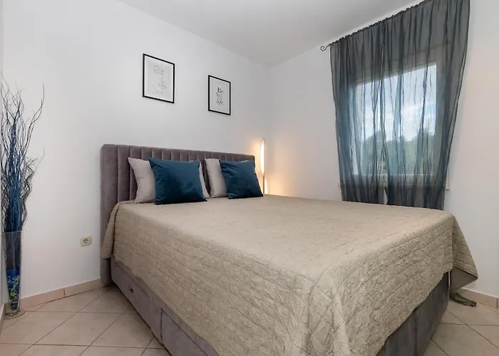 Apartment Seafront Luxury Two-bedroom In Sutivan, Brac